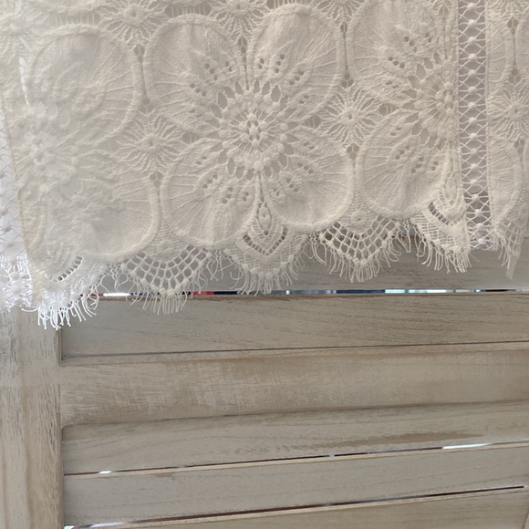 Banana Republic medium white lace sleeveless blouse non smokers - Picture 3 of 4